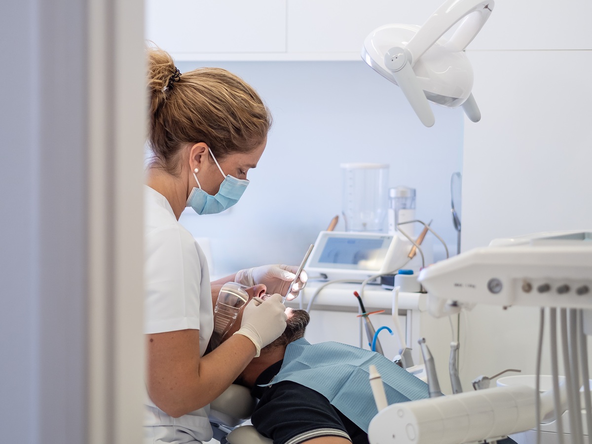 Dental Hygienist in Guelph - Professional Teeth Cleaning and Plaque Removal Dental hygienist in Guelph performing a professional teeth cleaning and plaque removal procedure