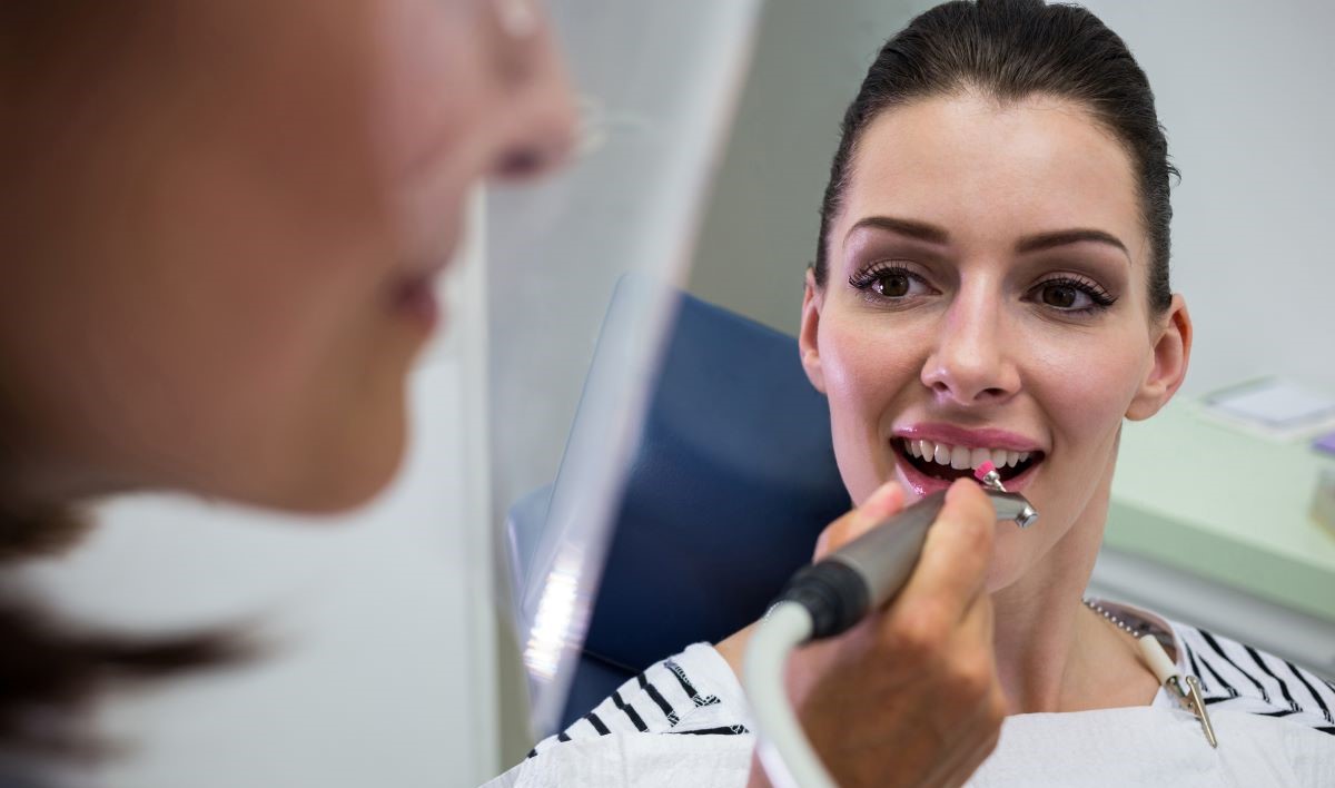 Teeth Cleaning in Welland, ON | Welland Dental Centre Hygienist performing a professional teeth cleaning and polishing for a patient in Welland, ON