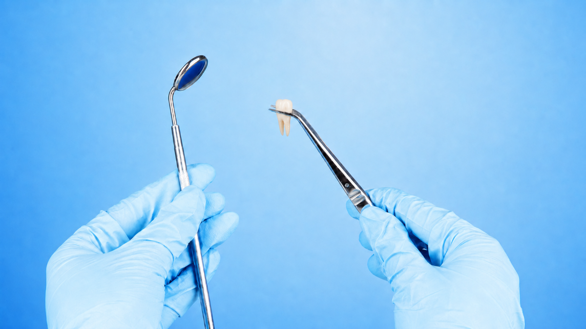 Tooth Extraction in Welland, ON | Welland Dental Dentist preparing a patient for a gentle tooth extraction at Welland Dental Centre in Welland, ON